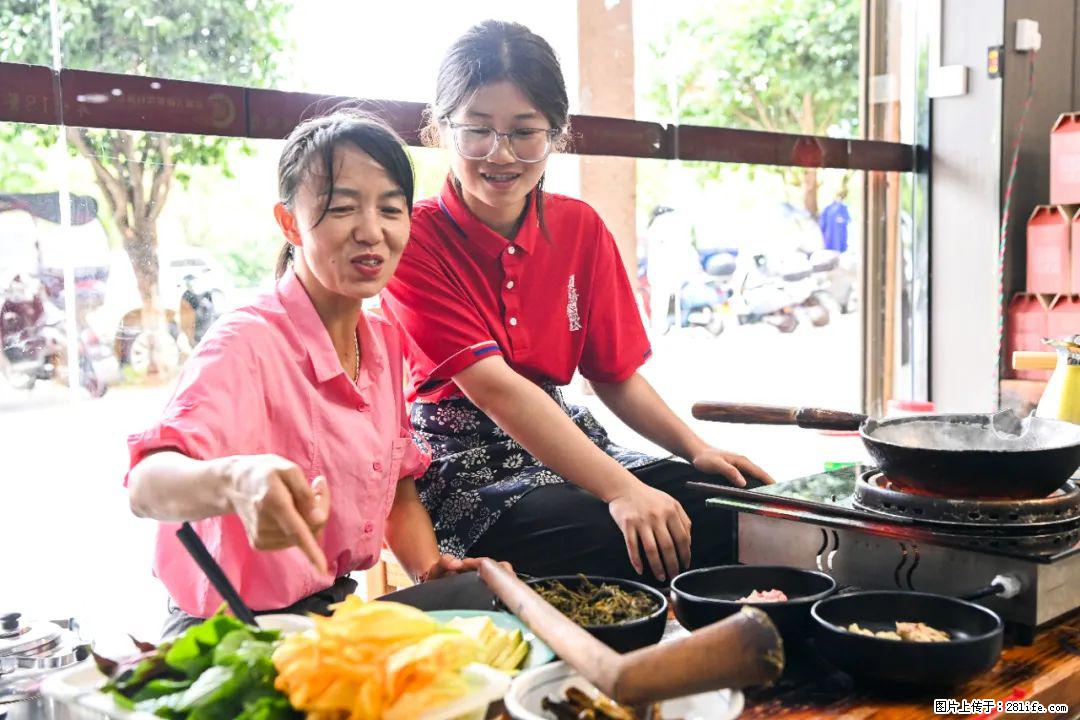 全网追的“扁担女孩”,找了一份暑假工,时薪12元 - 石家庄生活资讯 - 石家庄28生活网 sjz.28life.com