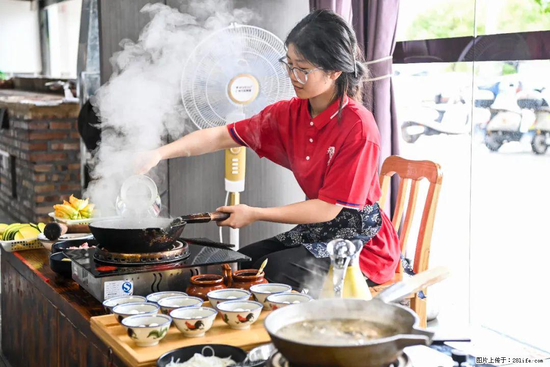 全网追的“扁担女孩”,找了一份暑假工,时薪12元 - 石家庄生活资讯 - 石家庄28生活网 sjz.28life.com
